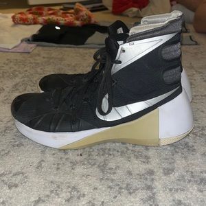 NIKE HYPERDUNKS SZ 8